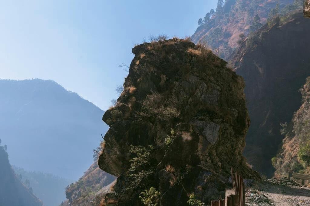 Tirthan Grand Riverside Banjār Dış mekan fotoğraf