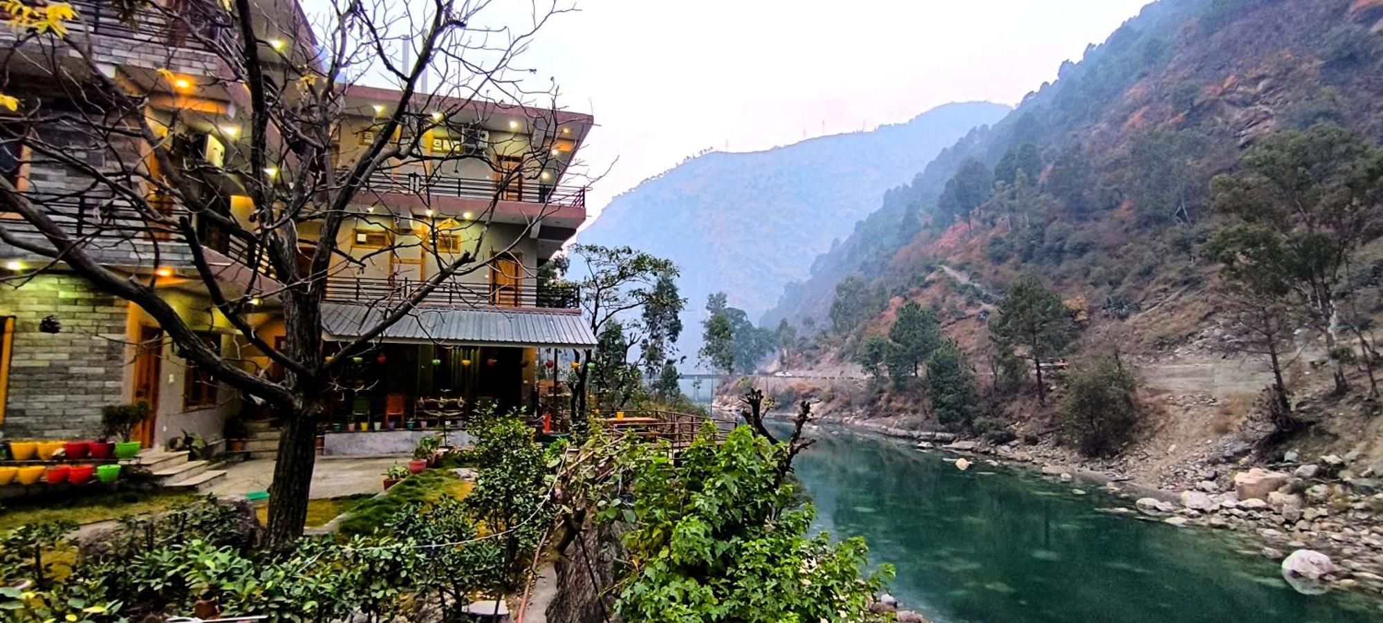 Tirthan Grand Riverside Banjār Dış mekan fotoğraf